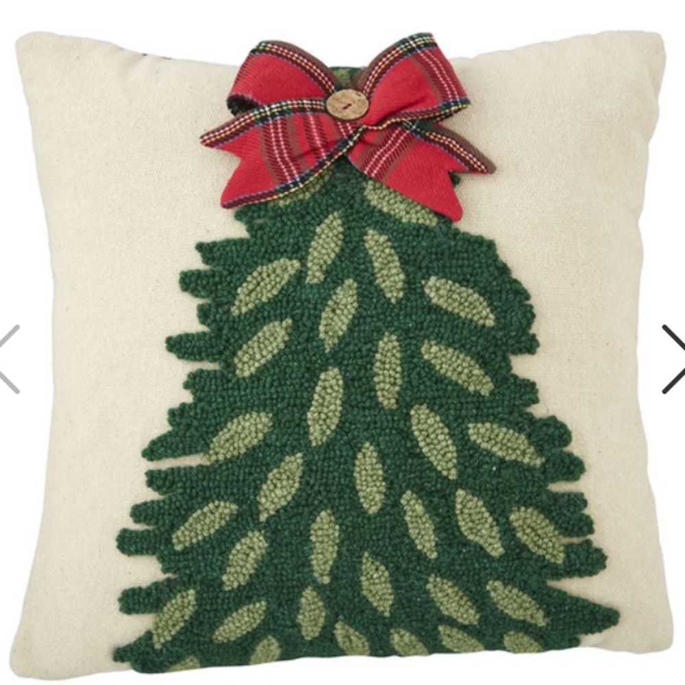 NWT Mud Pie Christmas tree hooked pillow.